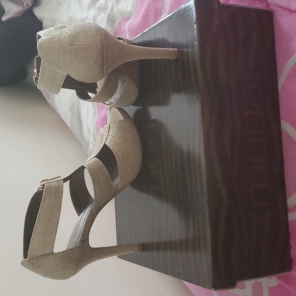 Moda Spana Jasper heels in Gold, Size 7 - Picture 2 of 3